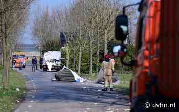 Vrachtwagen rijdt tegen boom op Holwierderweg bij Appingedam en raakt zwaar beschadigd, lekkende lading stikstof is in naastgelegen sloot beland - Dagblad van het Noorden
