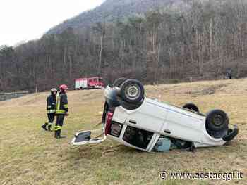 Pontey, automobile si cappotta in un prato - Aosta Oggi