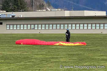 VIDEO: Paraglider swoops in for landing in Agassiz – Chilliwack Progress - Chilliwack Progress