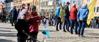 Traunstein: Kundgebung: Zeichen der Solidarität mit der Ukraine - Traunsteiner Tagblatt