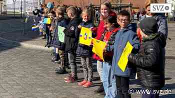 Jahngrundschule Wittenberge: Ein stilles Zeichen gegen den Krieg in der Ukraine | svz.de - svz – Schweriner Volkszeitung