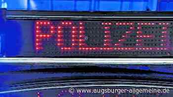 Lastwagen prallt gegen Auto: Fahrer begutachtet Schaden und flüchtet