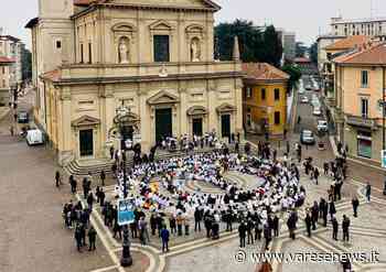 La piazza di Saronno si colora di un grande simbolo umano della pace - varesenews.it