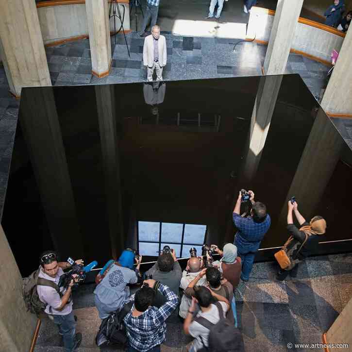 Tehran Museum Director Ousted After Artist Plunges into Oil Pool in Performance Mishap 