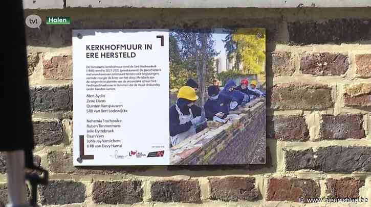 Eeuwenoude kerkhofmuur van Loksbergse door jeugd hersteld