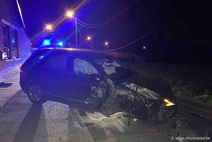 Bestuurder knalt tegen verlichtingspaal