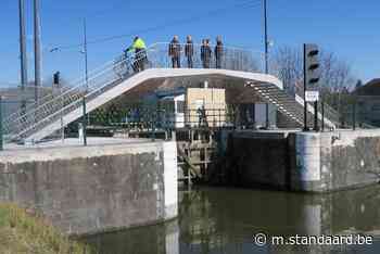 Voetgangersbruggetje over kanaal Dessel-Schoten warm onthaald (Schoten) - De Standaard