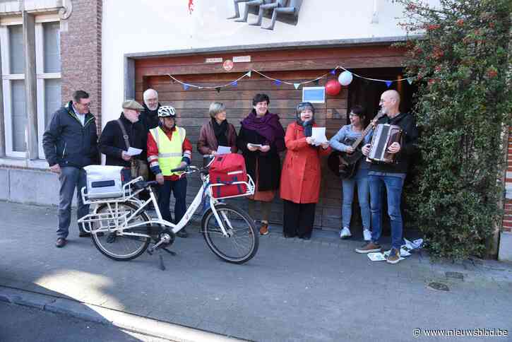 Buurtcomité Den Hermelijn zwaait postbode Patrick (59) uit die met pensioen gaat