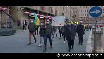 Trecento giovani sfilano lungo le vie di Siena per la pace in Ucraina - Agenzia Impress