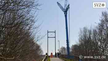 Arbeiten bald beendet: Pylon der Plümperwiesenbrücke in Parchim steht wieder | svz.de - svz – Schweriner Volkszeitung