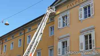 Frontone pericolante all’ingresso dell’Itis di Trieste, intervento d’urgenza da parte dei pompieri - Il Piccolo