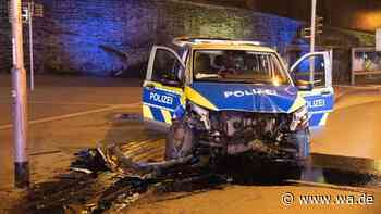Siegen/NRW: Unfall mit Streifenwagen - junger Polizist kracht gegen Ampel - wa.de