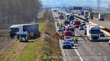 Hubschrauber-Einsatz nach A8-Unfall: Fahrer schwer verletzt, Gaffer filmen