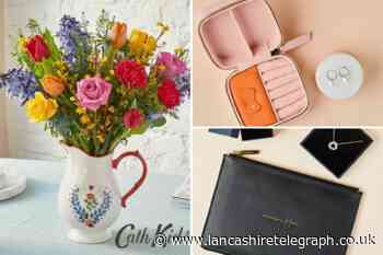 Last minute Mothers Day gifts from Moonpig including flowers and chocolate