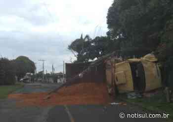 Caminhão colide contra poste em Imbituba - Notisul