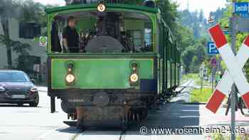 Saisonstart mit Hindernissen – Chiemsee-Bahn prallt auf VW Golf