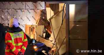 Inhaalmanoeuvre Dodge Ram loopt fout, ander voertuig komt in gevel terecht - Het Laatste Nieuws