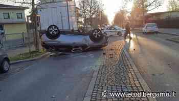 A Dalmine non si accorge della coda per i tamponi e si ribalta con l'auto - Foto - Cronaca, Dalmine - L'Eco di Bergamo