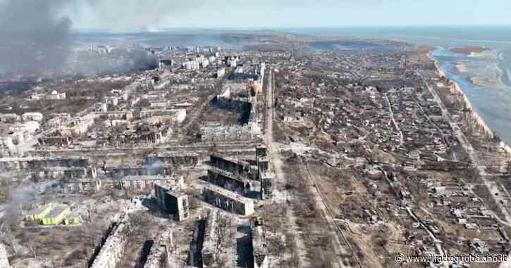 Guerra Russia-Ucraina, la città di Mariupol devastata e in macerie: le immagini riprese dal drone