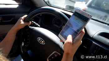 Ley No Chat: ¿Cómo debe ser el manos libres o bluetooth (según el reglamento) al conducir? - T13.cl