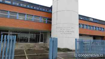 Liceanos acusados de apuñalar a compañero quedaron libres, sujetos a vigilancia - Cooperativa.cl