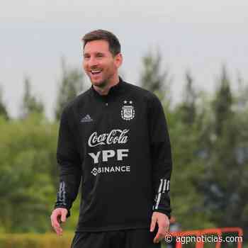 Messi sonríe con su selección; ya en Buenos Aires para la doble fecha de Conmebol - AGP Deportes