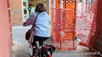 Modena. Corso Canalchiaro è un caso: «Il mio negozio chiuso tra cantiere impalcature e un wc in vetrina» - La Gazzetta di Modena