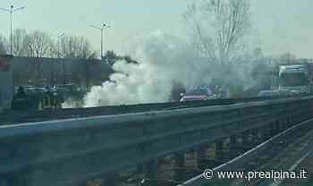 Solbiate, auto a fuoco sulla A8 dopo un incidente - La Prealpina