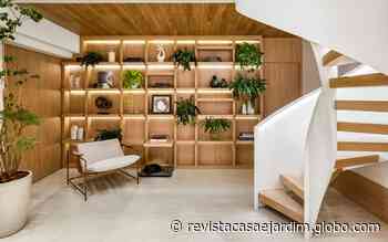 Escada escultural é destaque em apartamento minimalista de 200 m² - Casa e Jardim