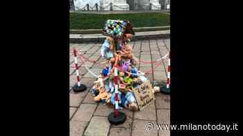 'Una Guernica di bambole': l'installazione all'Arco della Pace - MilanoToday.it