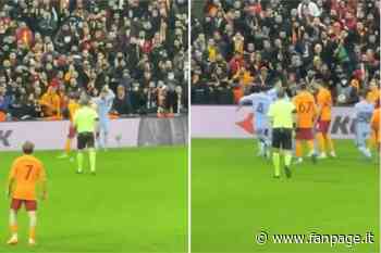 Jordi Alba centrato in pieno, reagisce malissimo: putiferio in campo e gioco interrotto - Sport Fanpage