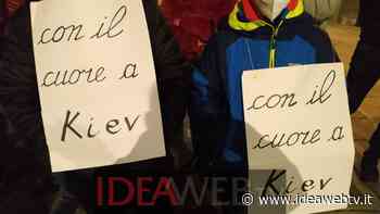 Alba: piazza Risorgimento ha manifestato per la pace (FOTO e VIDEO) - IdeaWebTv