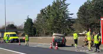 Bestuurder belandt met wagen op zijn dak op R4: linkerrijstrook afgesloten - Het Laatste Nieuws