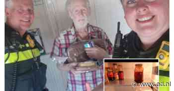 Agenten bieden hulpbehoevende man de helpende hand en halen zelfs boodschappen voor hem - AD.nl