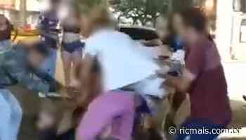 Vídeo: Mulheres brigam com faca em posto de combustíveis em Coronel Vivida - RIC Mais