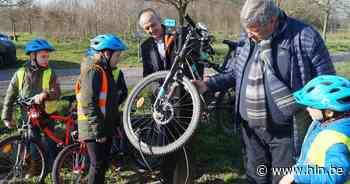 Staden installeert fietsherstelzuilen en -laadpalen en geeft kinderen een gratis fietshelm - Het Laatste Nieuws