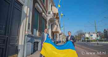 Stad kleurt blauw en geel: waarom deze Hagenaars de Oekraïense vlag uithangen - AD.nl