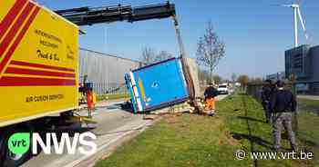 Vrachtwagen met kippen gekanteld op industrieterrein De Oude Bunders in Maasmechelen - VRT NWS