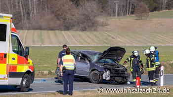 VW Golf wälzt Zaun nieder und überschlägt sich – Auto hat Totalschaden