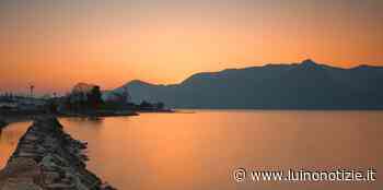 Il crespuscolo sul lago che colora Luino e Germignaga, la foto è di Ivano Aglieri - Luino Notizie