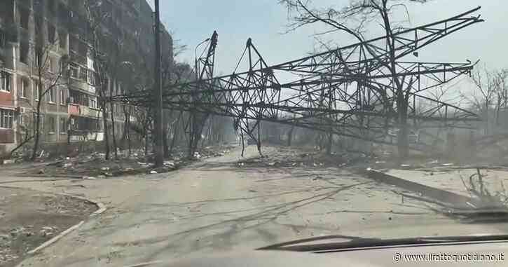 Guerra Russia-Ucraina, edifici distrutti e tralicci abbattuti: in viaggio sulle strade di Mariupol a un mese dall’inizio del conflitto