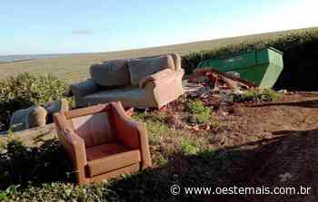 Entulhos são deixados fora de caixas coletoras de lixo em Faxinal dos Guedes - Oeste Mais