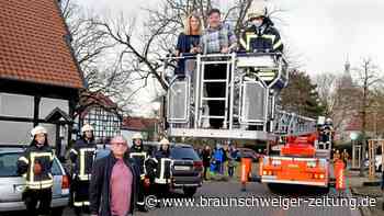 Für einen Fallersleber geht es mit der Drehleiter hoch hinaus