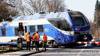 Tragischer Unfall in Bad Aibling: Frau wird an Bahnübergang von Zug erfasst und stirbt