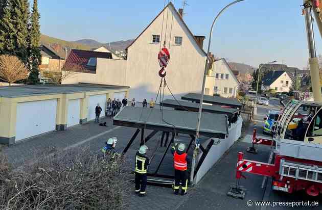FW Königswinter: Carport nach Unfall einsturzgefährdet