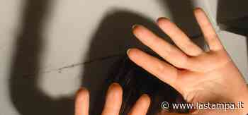 Catania, cedono la figlia di 14 anni al padrino di cresima in cambio di cibo e soldi - La Stampa