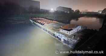Barge completely blocking River Hull with Coastguard on alert - Hull Live