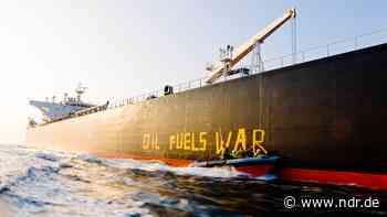 Greenpeace protestiert vor Fehmarn gegen russische Öl-Importe - NDR.de