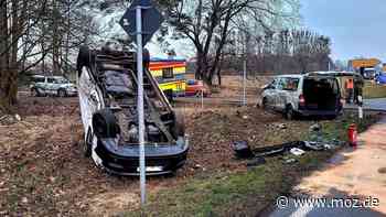 Polizei Verkehrsunfall: Schwere Kollision auf B166 bei Schwedt – zwei Transporter landen auf dem Dach - Märkische Onlinezeitung