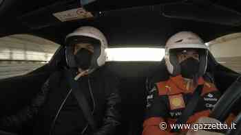 Ibra nel mondo Ferrari: derapate e adrenalina con Leclerc e Sainz - La Gazzetta dello Sport